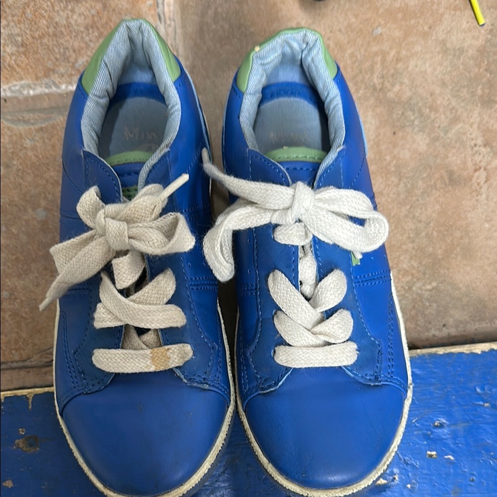 Vibrant Blue Low-Top Sneakers with White Soles